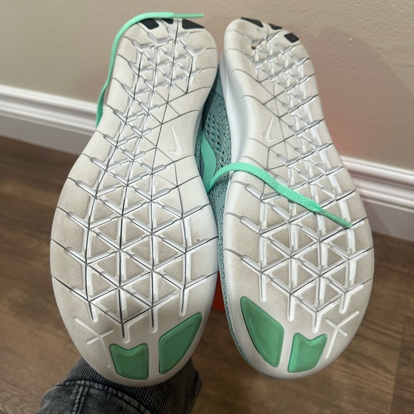 women ’s Nike free runs in green glow size 7 - Picture 4 of 5